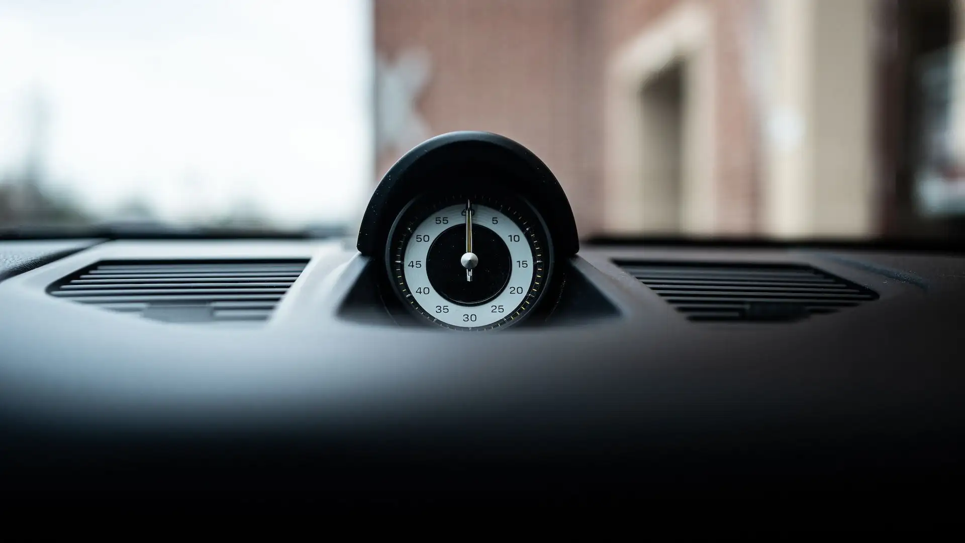 The clock embedded in the interieur of our olive green Porsche GT3.